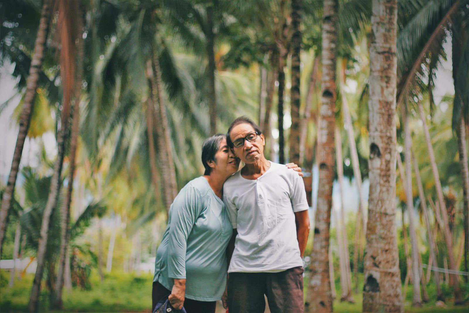 Casal de senhores em um parque