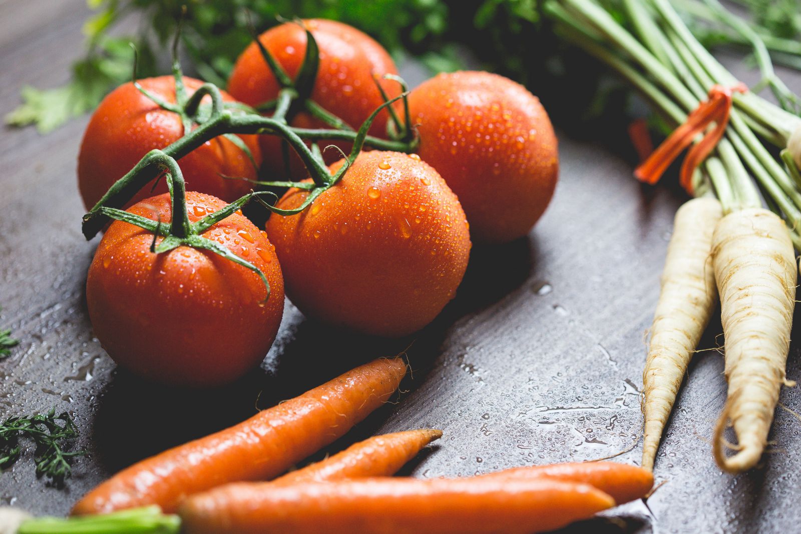 Tomates, cenouras e nabo na mesa