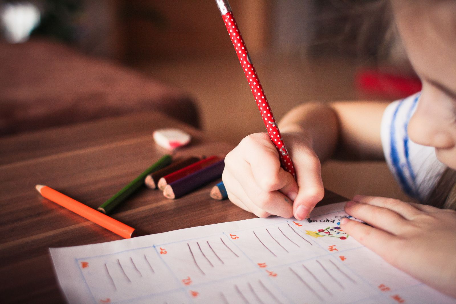 Criança desenhando em um caderno