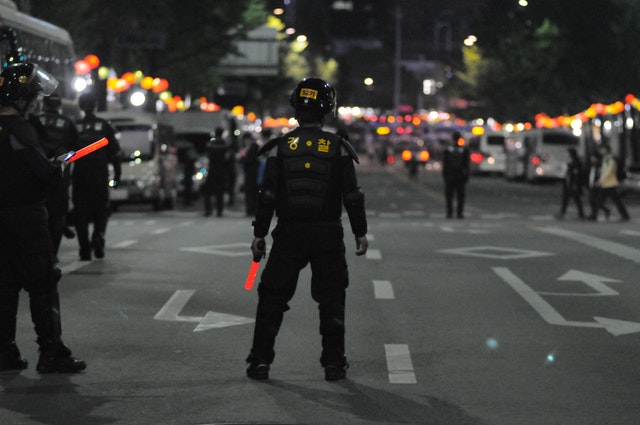 Policial de costas.
