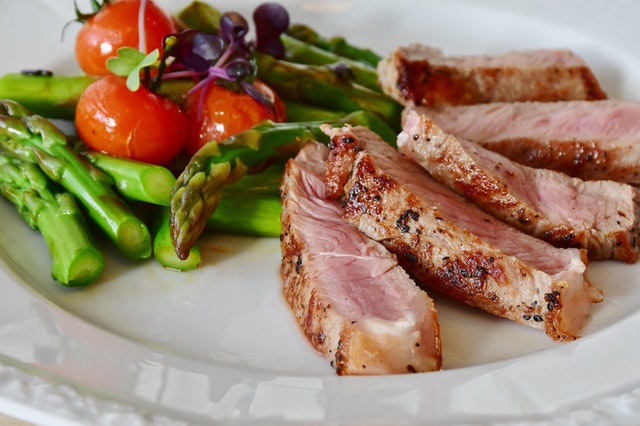 Fatias de carne de porco com legumes.