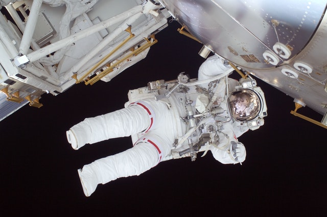 Astronauta no espaço.