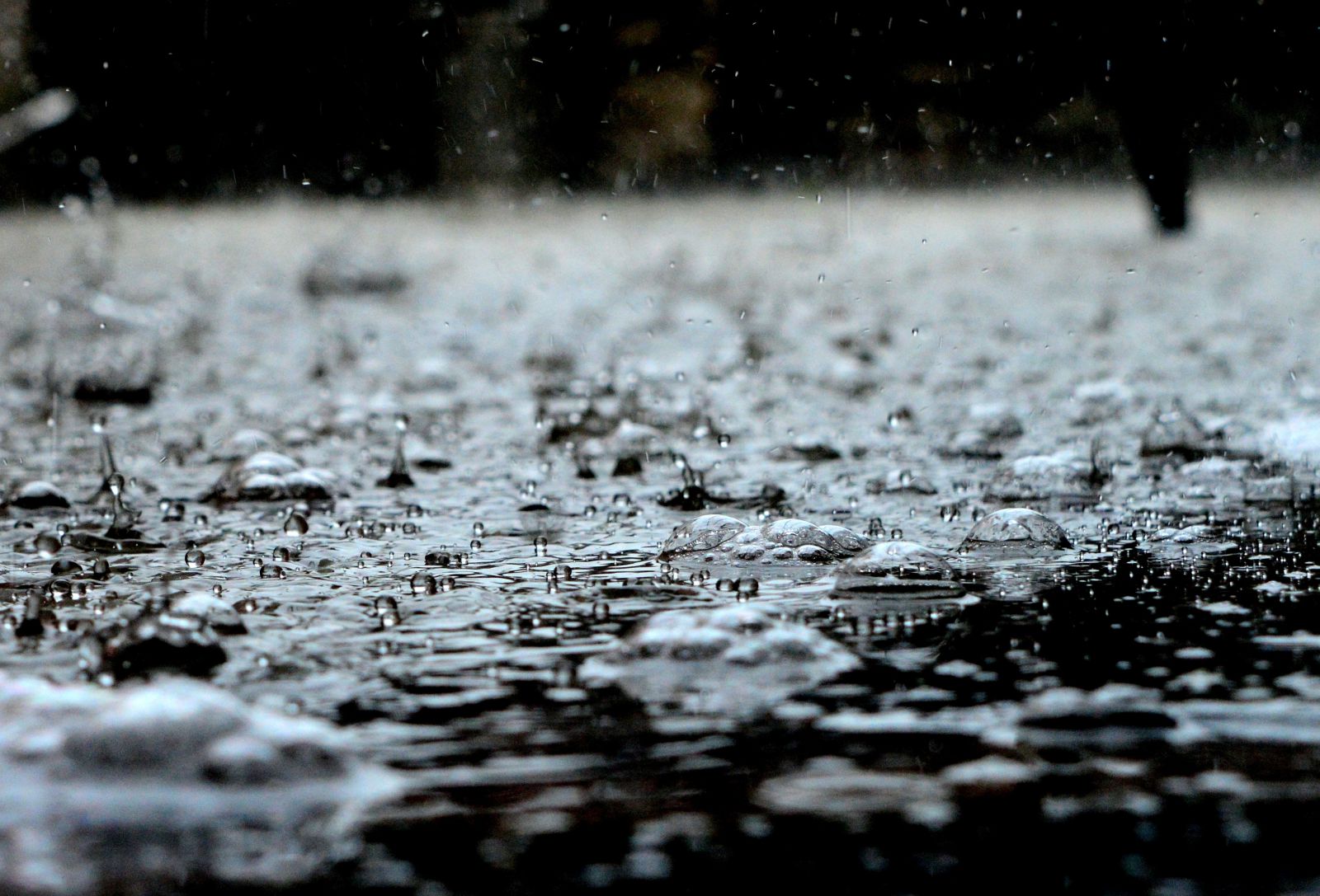 Gotas de água caindo no chão
