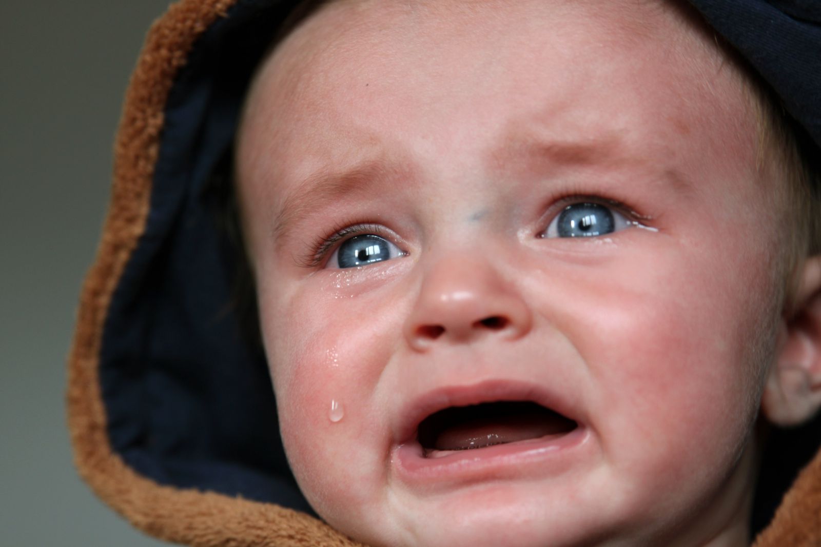 Bebê chorando olhando para frente