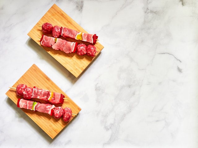 Espetinhos de carne de porco.