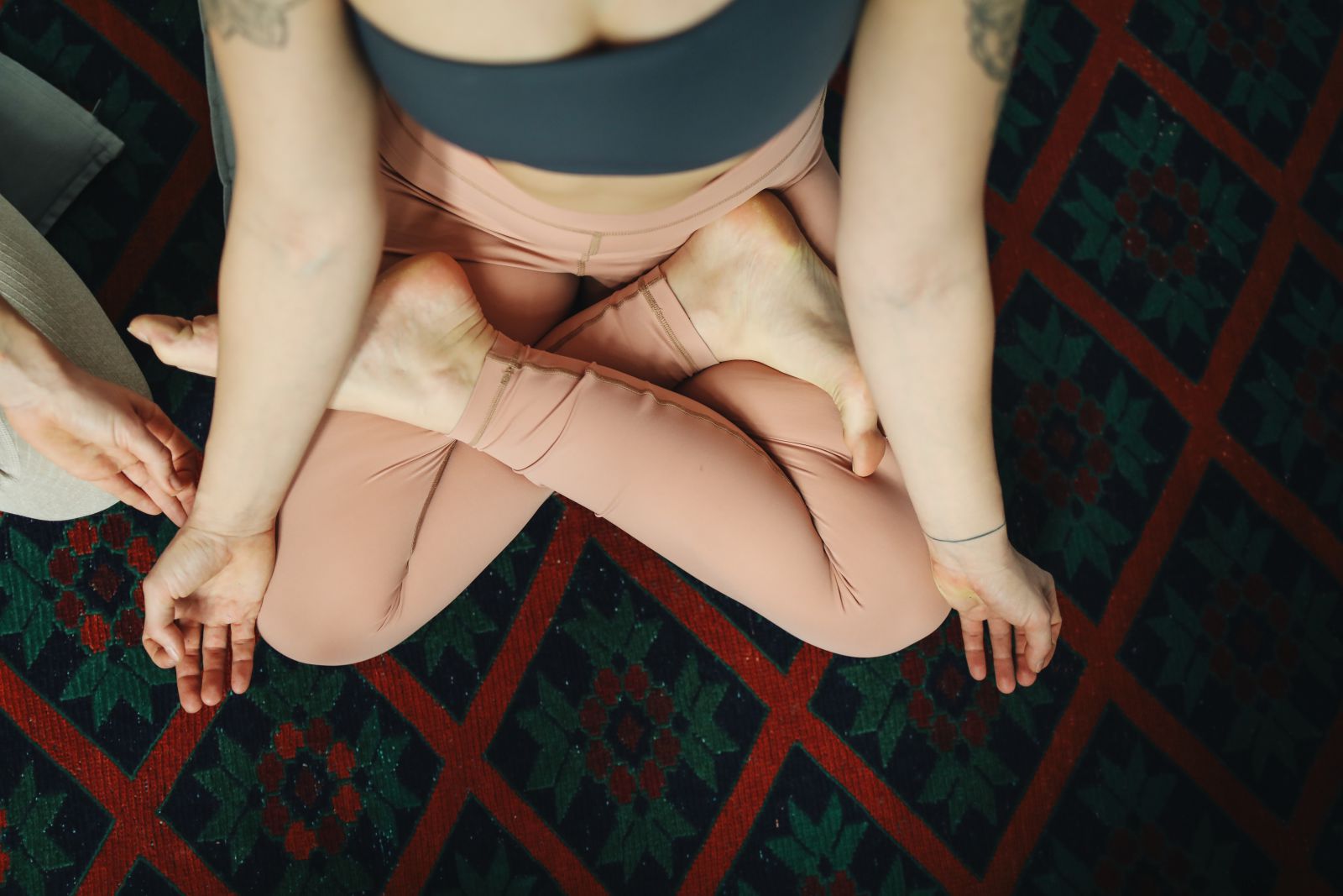 Mulher meditando sentada em um tapete