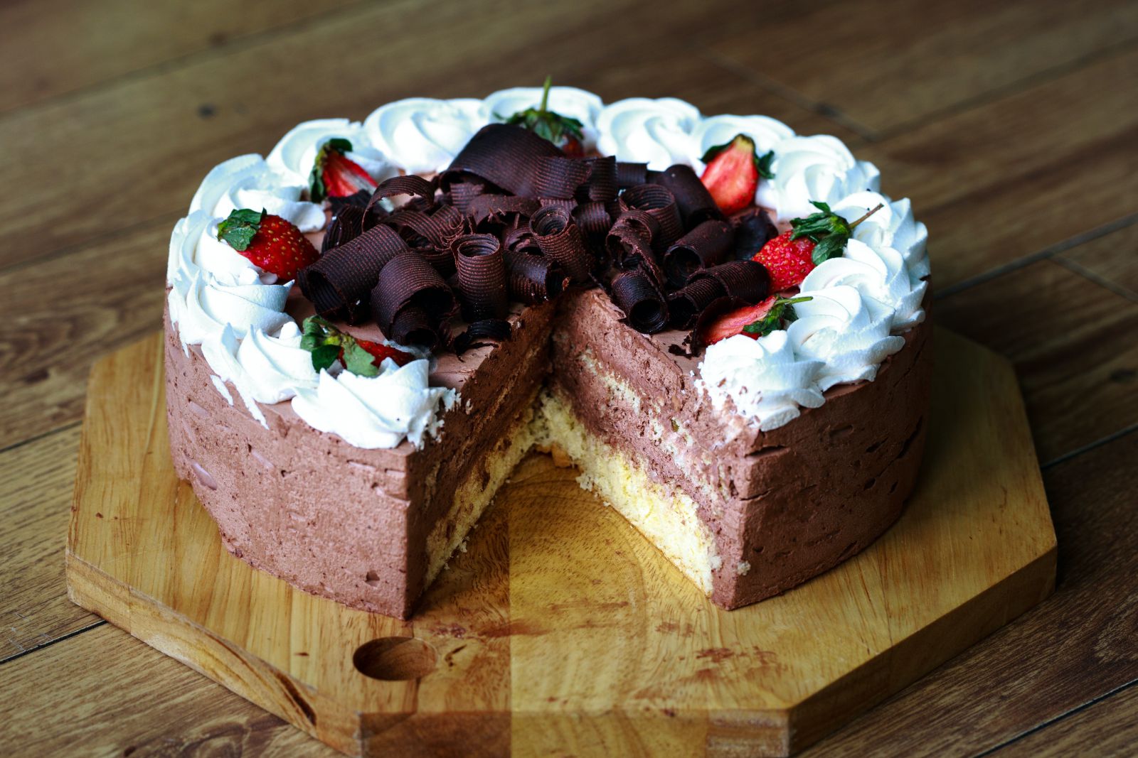 Bolo de chocolate e morango