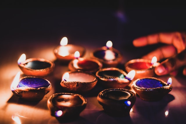 Velas coloridas acesas.