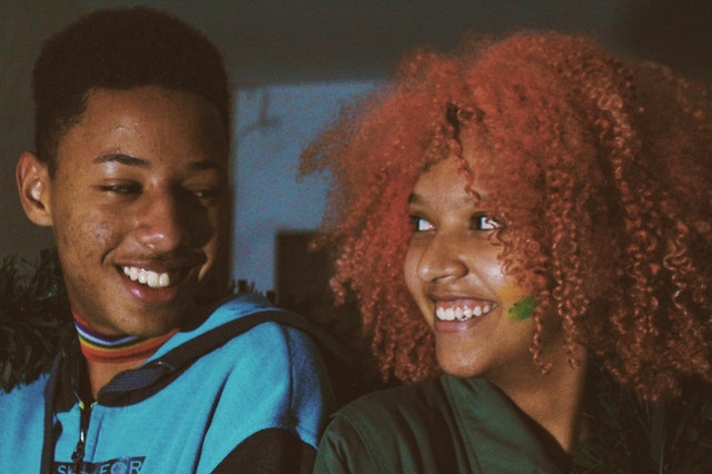 Homem e mulher negros se olhando.