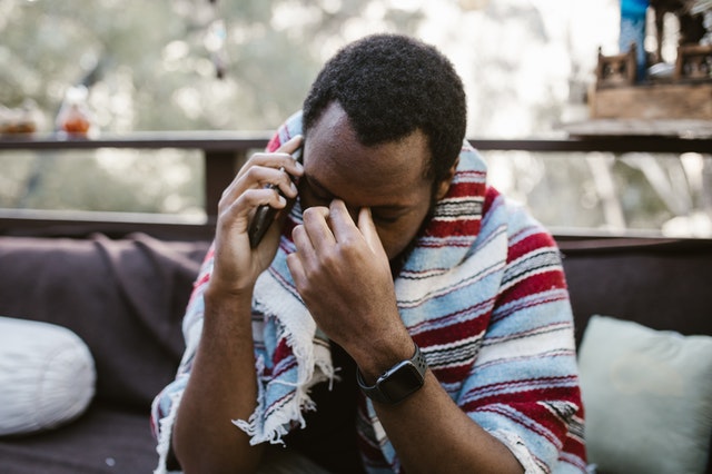 Homem negro chorando.