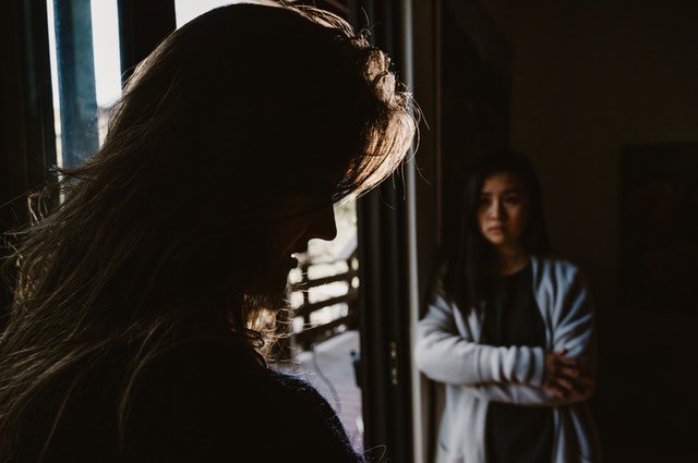 Mulheres brancas com expressões tristes.