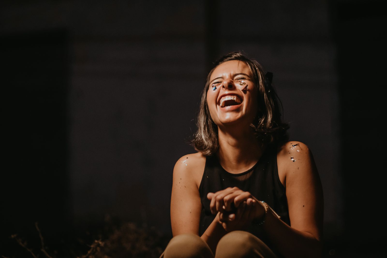 Mulher de olhos fechados sorrindo