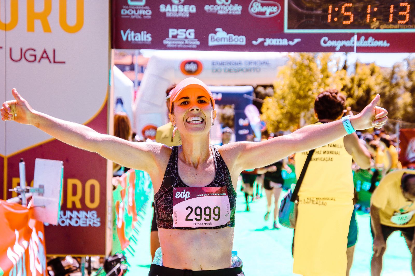 Mulher sorrindo na corrida com pessoas ao redor