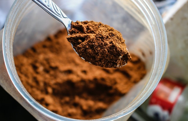 Colher com chocolate em pó.