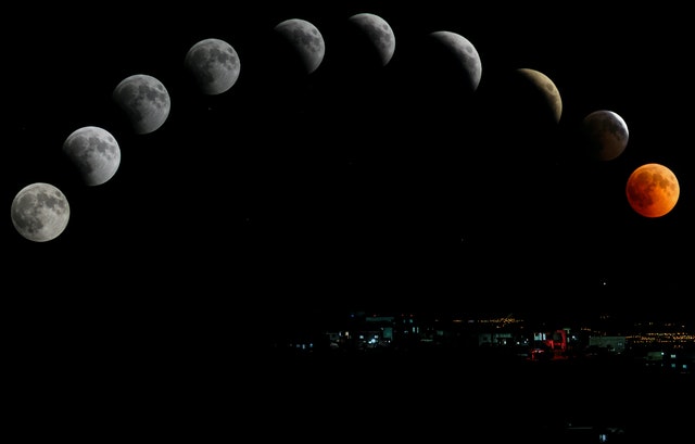 Fases da lua sobrepostas no céu, sobre uma cidade