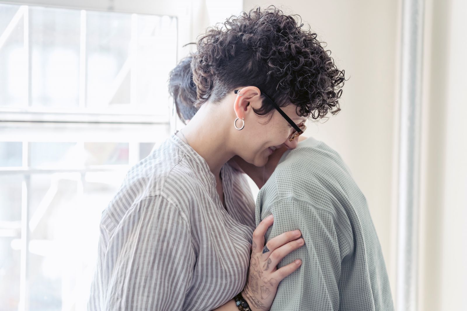 Duas mulheres se abraçando