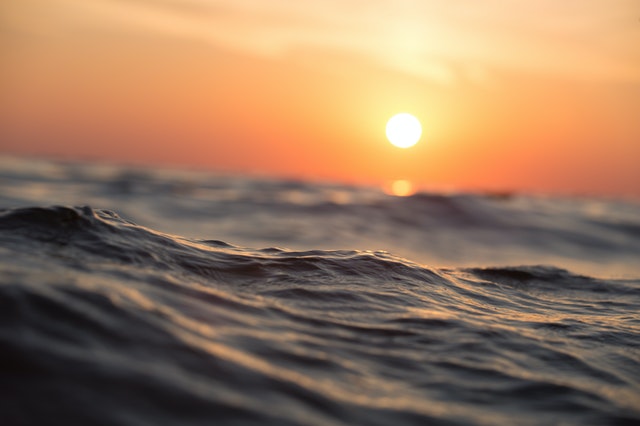 Mar no pôr-do-sol.