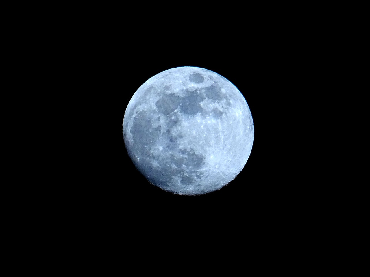 SevenStorm JUHASZIMRUS / Pexels Lua totalmente aparente no meio do céu preto