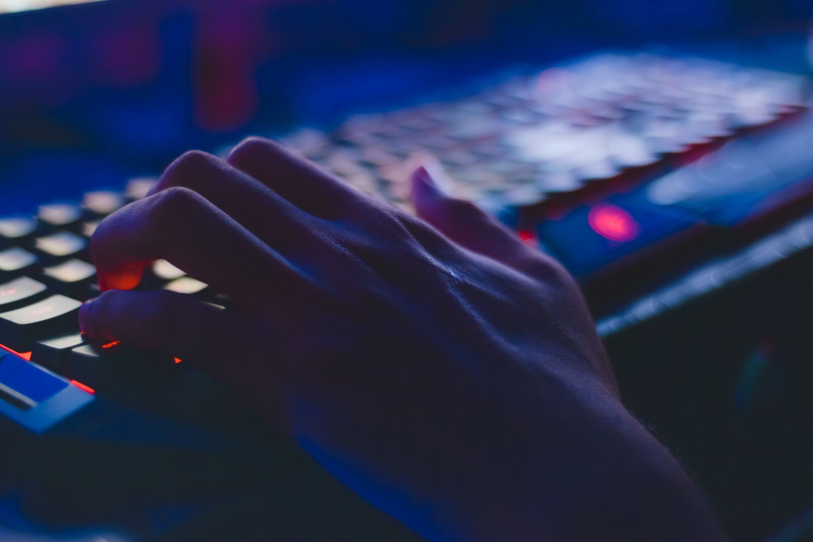 Mão em cima de um teclado de gamer
