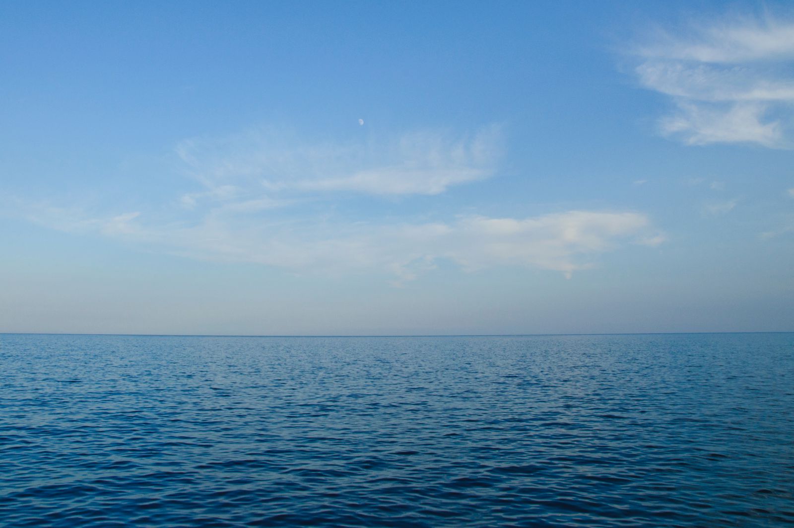 Mar aberto calmo 