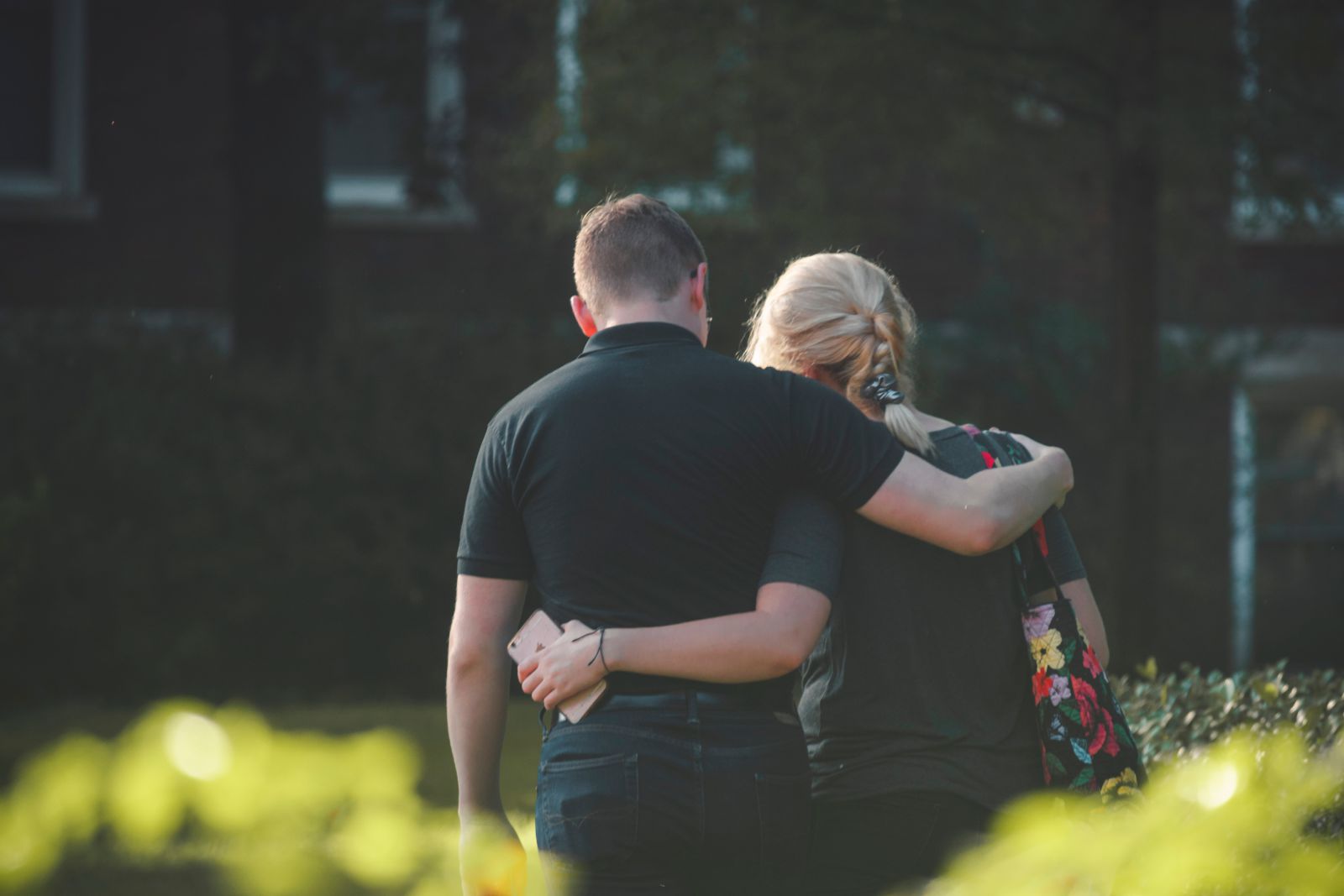 Homem e mulher abraçados de costas