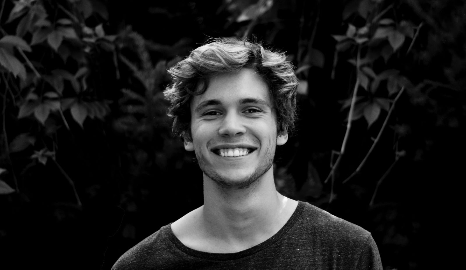Homem olhando para frente e sorrindo
