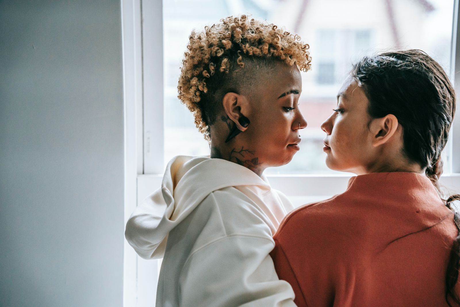 Casal de mulheres se olhando