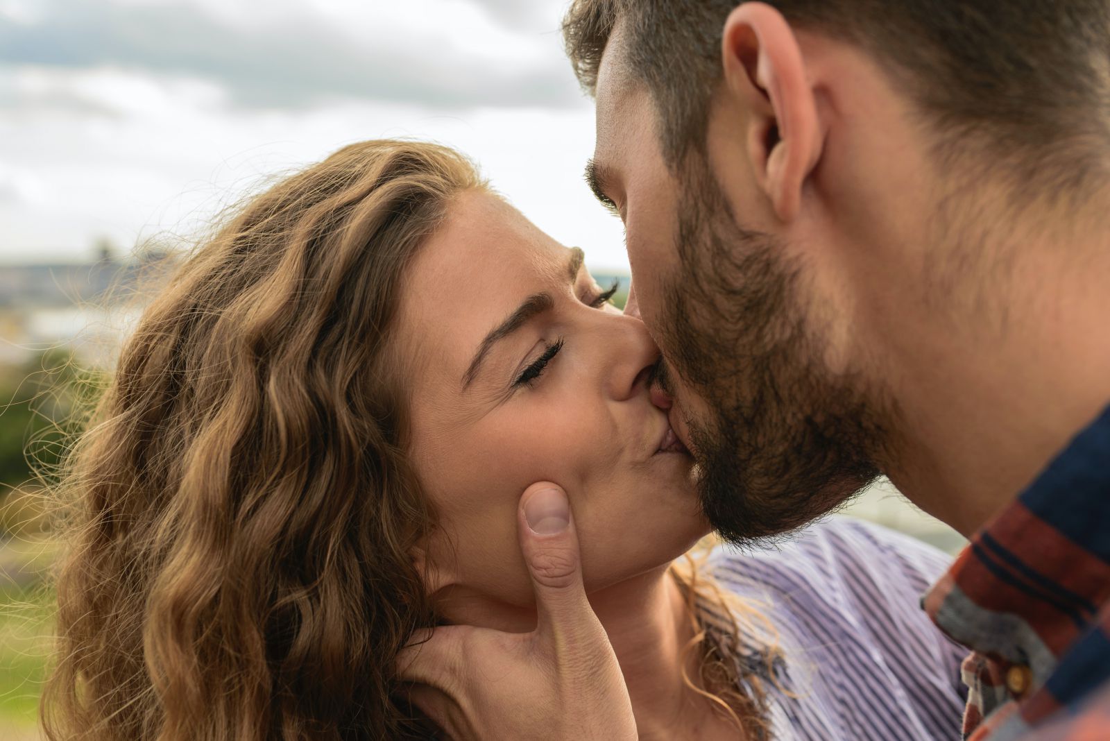 Homem beijando mulher