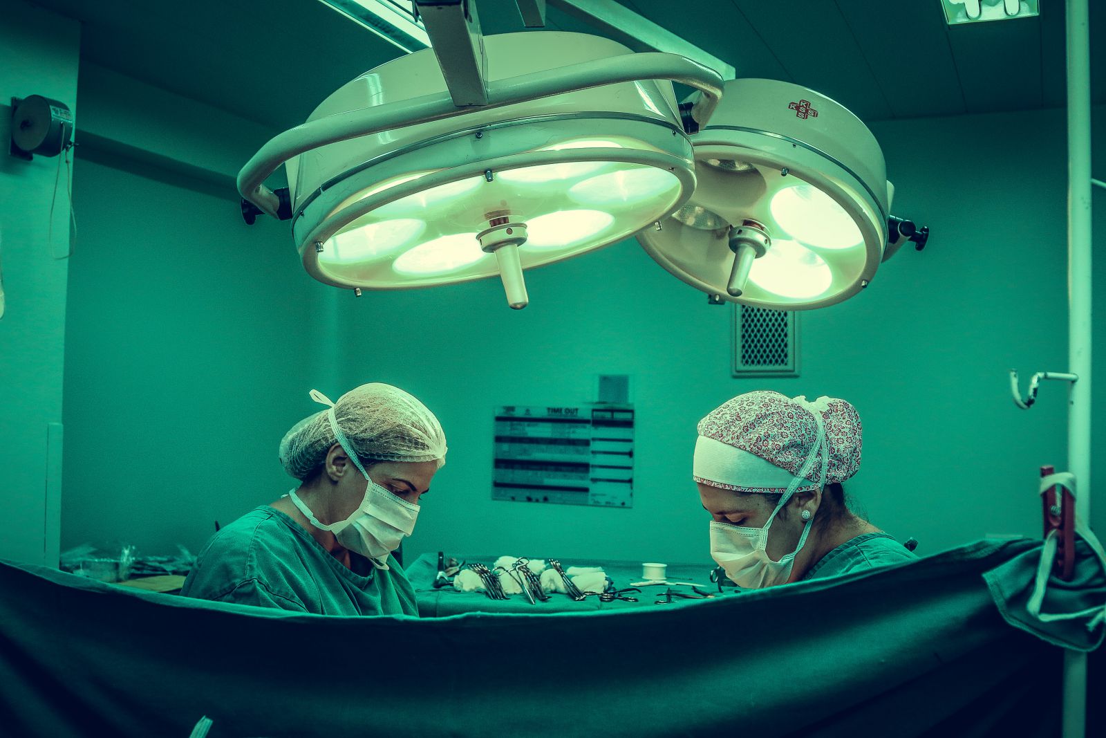 Médicos em uma sala de operação 