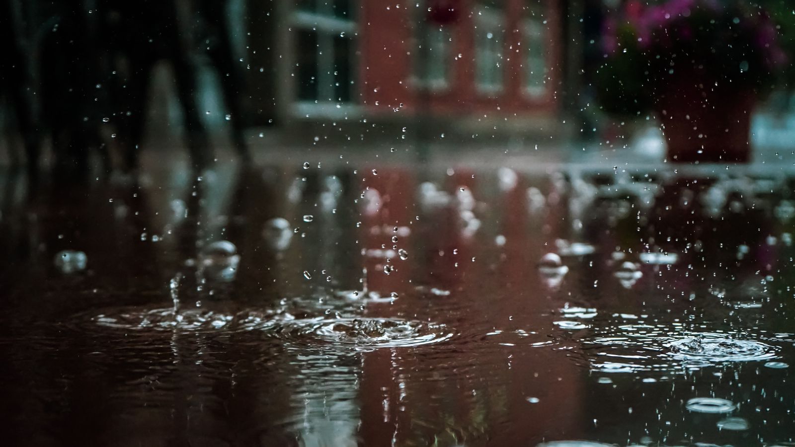 Chuva caindo no chão