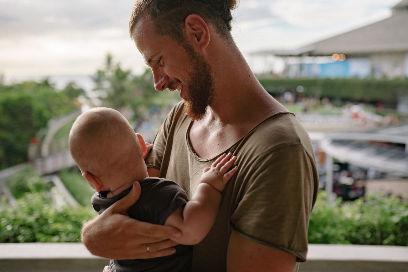 Pai com bebe no colo
