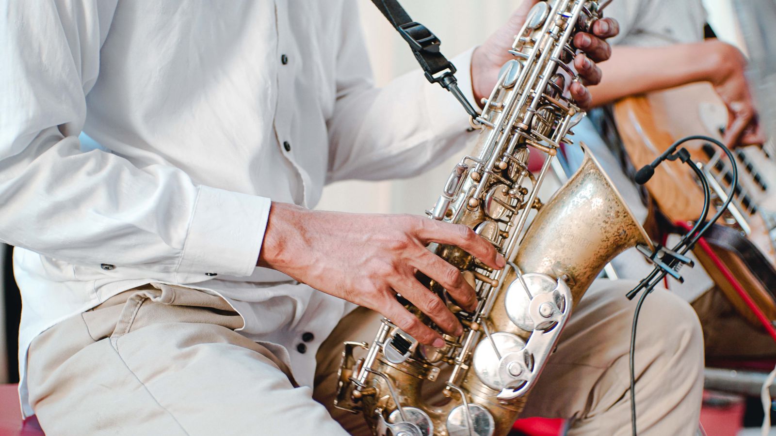 Pessoa tocando saxofone 