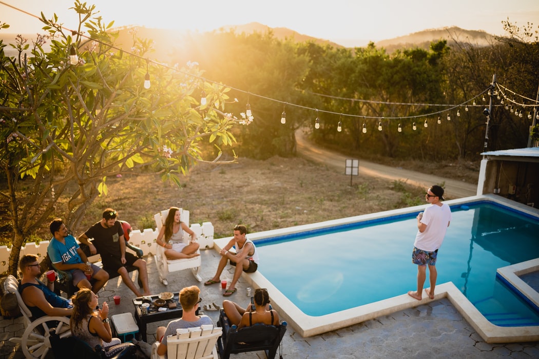 Pessoas reunidas ao redor de uma piscina.