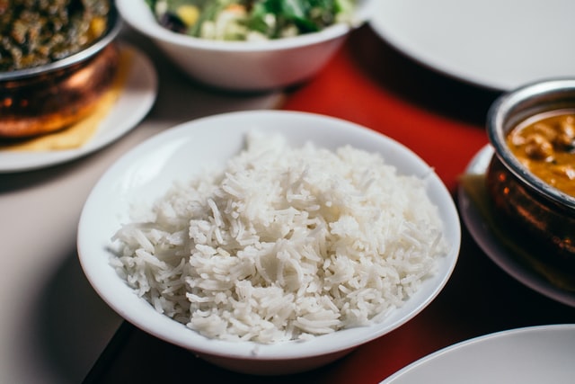 Prato de arroz branco cozido.