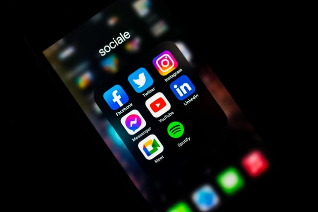 Celular com aplicativos.