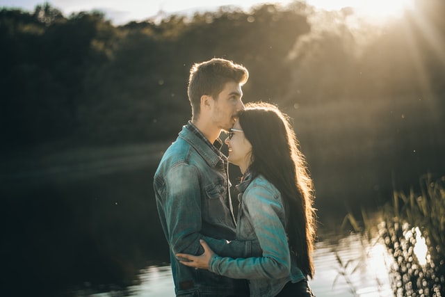 Homem e mulher brancos abraçados.