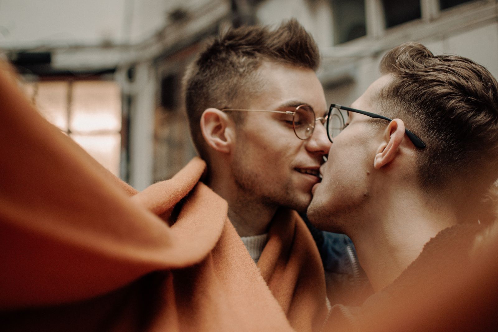 Casal se beijando em uma sala