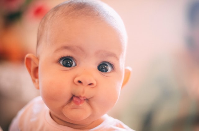 Bebê branco com os olhos arregalados.
