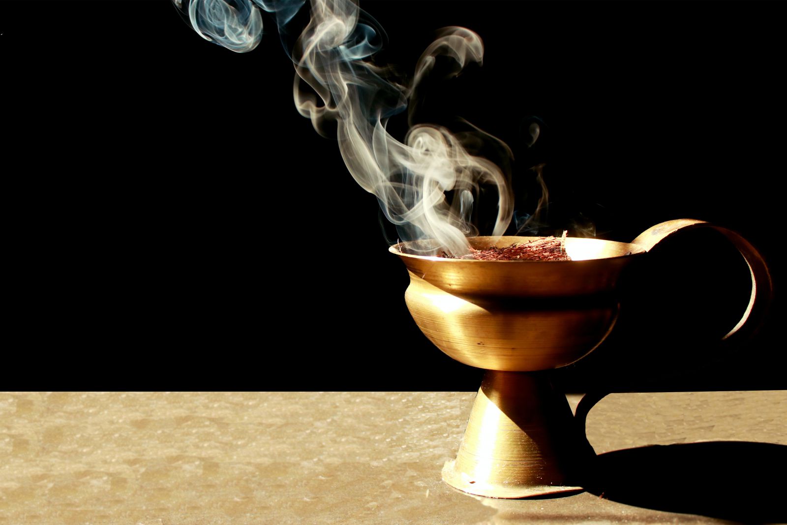 Pote de cerâmica com incenso 