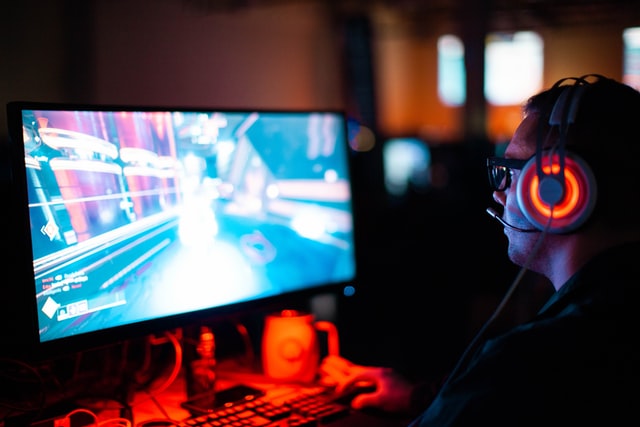 Homem jogando num computador.