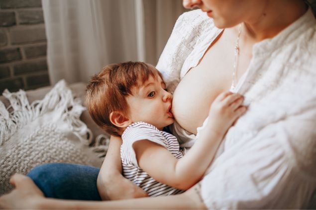 Mãe amamentando o seu bebê no peito.