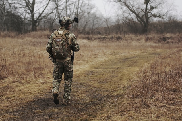 Militar num campo.