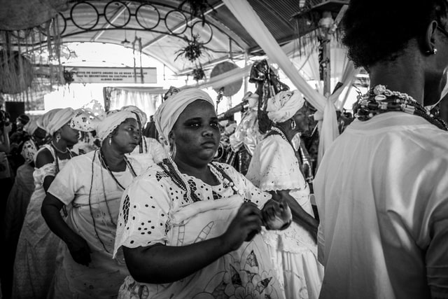 Mulheres negras de roupas brancas do candomblé.