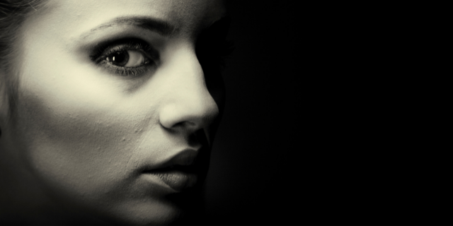 Mulher de perfil. 