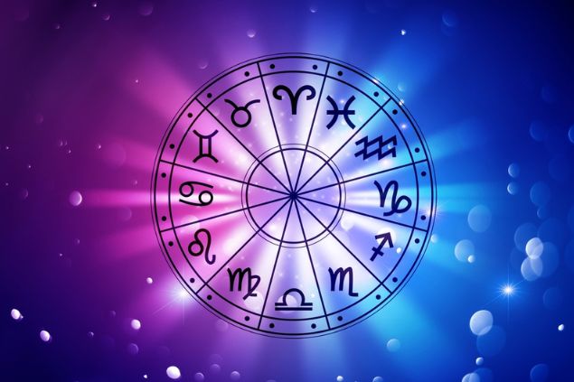 Zodíaco com o símbolo de todos os signos, sobre um fundo em tons de roxo.